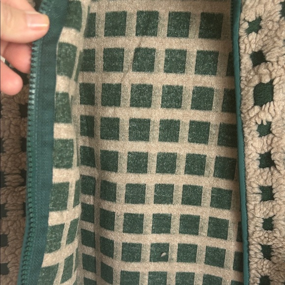 Women's Sherpa Grid Zip Vest - Beige with Dark Green Trim - Picture 6 of 9